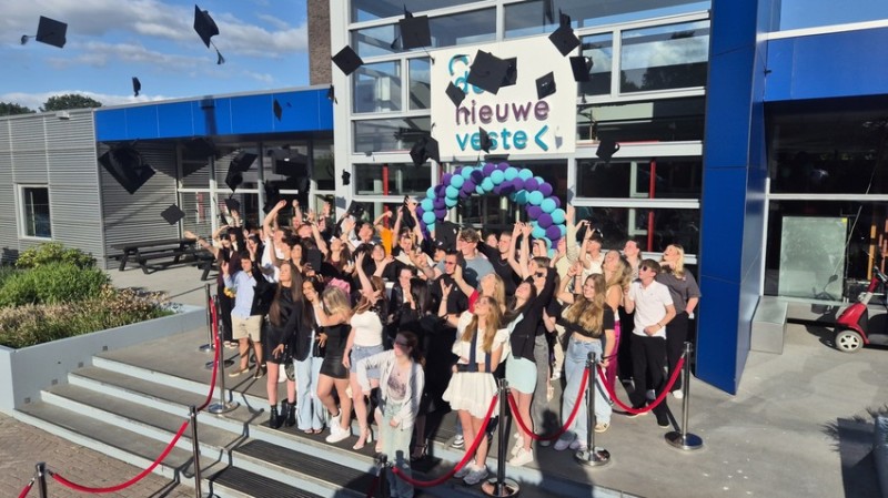 Feestelijke diploma-uitreikingen